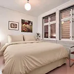 Sunny Terrace In Centre - Charming House Дом отдыха